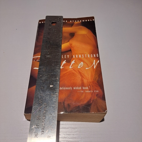 Bitten by Kelley Armstrong Paperback Book - Picture 7 of 7